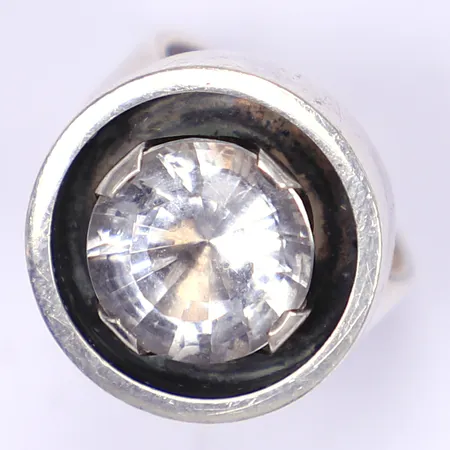 Ring med vit sten troligen bergskristall, tillv. Guldsmeden Göran Kuhlin, Göteborg 1976, stl 17¼, bredd 2-19mm, silver 925/1000 Vikt: 12,8 g