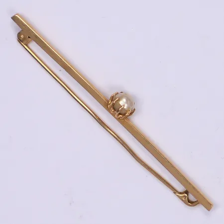 Brosch med pärlimitation, längd 61mm, skev, slitage, 18K Vikt: 1,9 g