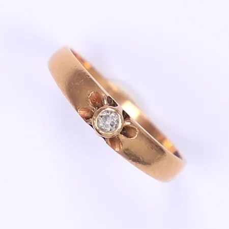 Ring med vit sten, stl 16¼, bredd 1,5-3,5mm, 18K Vikt: 1,9 g