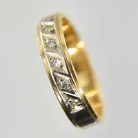 Ring med vita stenar, stl 16¼, bredd 4 mm, rödguld/vitguld, 18K. Vikt: 3,5 g