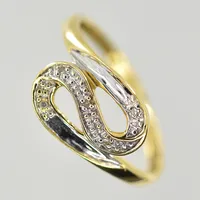 Ring med vita stenar, stl 18, bredd 2-12 mm, gulguld/vitguld, 18K. Vikt: 2,3 g