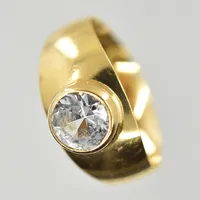 Ring med vit sten, stl 15¼, bredd 3-8 mm, 18K. Vikt: 1,7 g