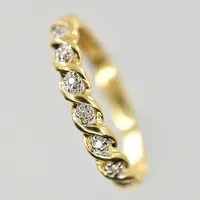 Ring med vita stenar, stl 16¾, bredd 2-3 mm, 18K. Vikt: 1,4 g