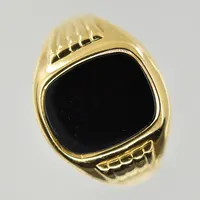 Klackring med Onyxplatta, stl 20¼, bredd 4-16 mm, 18K. Vikt: 5,5 g