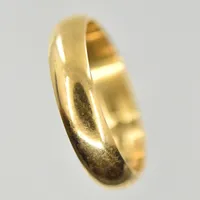 Ring, stl 19, bredd 5 mm, gravyr, 18K. Vikt: 4,7 g