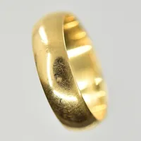 Ring, stl 16¼, bredd 5 mm, gravyr, 18K. Vikt: 3,7 g