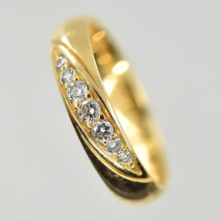 Ring med diamanter 0,15ctv, Schalins, stl 16, bredd 4 mm, gravyr, 18K. Vikt: 3,4 g