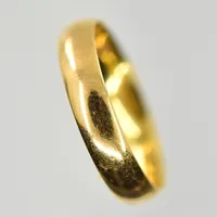 Ring, stl 17¾, bredd 4 mm, gravyr, 21K. Vikt: 3,5 g