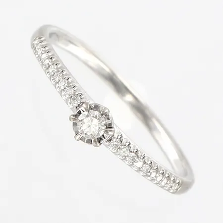 Ring, diamanter, 1 x ca 0,07ct, 20 x ca 0,005ct, stl 18¾, bredd 1,5-4mm, vitguld, GHA, 18K Vikt: 2,1 g