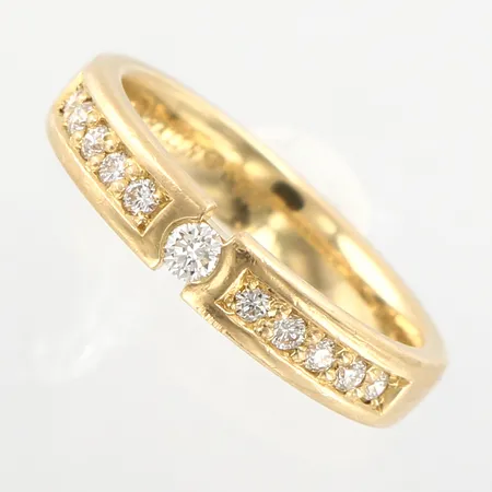 Ring med diamanter, 1xca0,05ct, 10xca0,02ct, stl 17¼, bredd 4mm, Schalin, 18K Vikt: 5,7 g