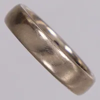 Ring, stl 19½, bredd 5mm, vitguld, gravyr, repor, 18K Vikt: 7,2 g