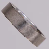 Ring, stl 18, bredd 5mm, vitguld, gravyr, 18K  Vikt: 6,9 g