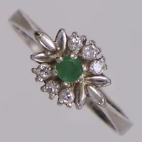 Ring med briljantslipade diamanter 6x ca 0,02ct och smaragd, Ø17, bredd 2,5-8,2mm, vitguld, 18K Vikt: 2,6 g