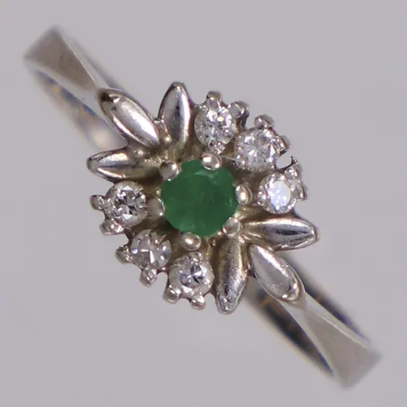 Ring med briljantslipade diamanter 6x0,02ct och smaragd, nagg, Ø17, bredd 2,5-8,2mm, vitguld, 18K Vikt: 2,6 g