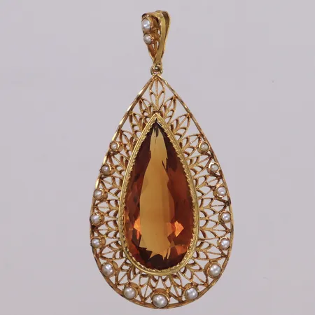Hänge med citrin, ca 16,60ct, och naturliga pärlor Ø 1,5-3mm, filigranarbete, Göteborg år 1916, längd 55 mm, bredd 27mm, 18K guld, bruttovikt: 9,9g. FINNS FÖR VISNING PÅ PANTBANKEN ÖSTERMALM