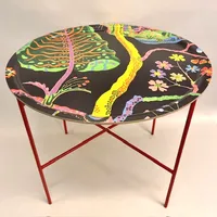 Brickstativ, rött, Svenskt Tenn, höjd 55cm, Ø65cm, Bricka rund, Ø55cm, mönster:Teheran, svart, design Josef Frank, Svenskt Tenn, repor, märken  Skickas med postpaket.