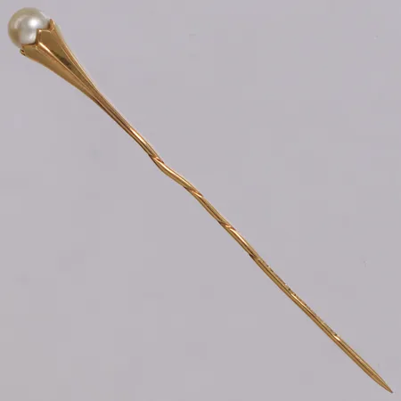 Pin, längd 69mm, bredd 1-5,6mm, odlad saltvattenpärla, 18K bruttovikt: 1,4g Vikt: 1,4 g