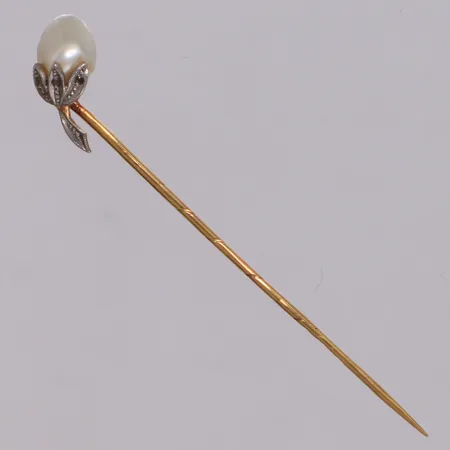 Nål med pärlemor och rosenslipade diamanter, längd 61mmtillverkad i Malmö, svensk kontrollstämpel, otydlig tillverkarstämpel, 18K Vikt: 2,7 g