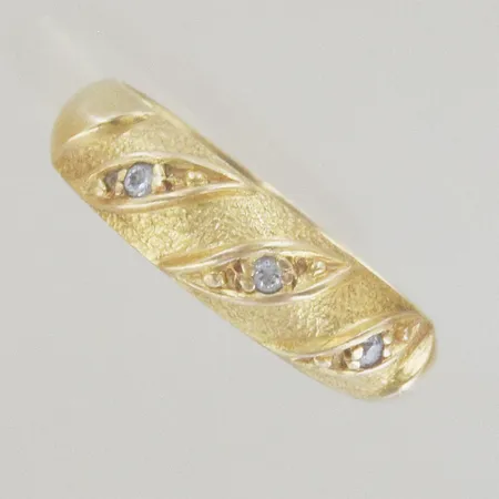 Ring med stenar, Ø 19 mm, bredd 6 mm, 18K Vikt: 6,4 g