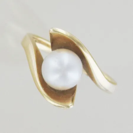 Ring med pärla, Ø 16½ mm, bredd 13 mm, 14K Vikt: 5,4 g