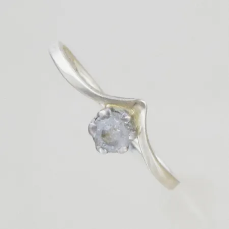 Ring med sten vitguld, Ø 17½ mm, 18K Vikt: 1 g