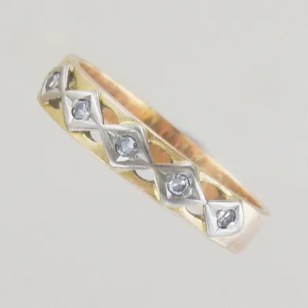 Ring med diamanter 4 x 0,01ct, Ø 17 mm, bredd 4 mm, graverad, 18K Vikt: 2,8 g
