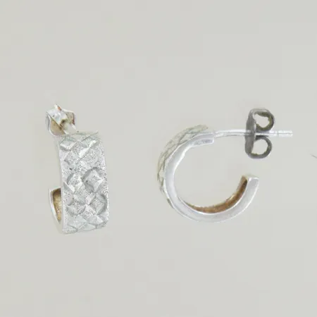 Ett par örhängen, höjd 12 mm, bredd 5,8 mm, 1 ojämn stift udda, silver 925/1000 Vikt: 2,4 g