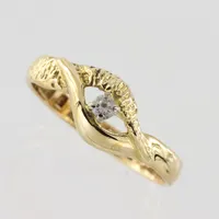 Ring med sten kubis zirkonia, stl 17¼mm, bredd skena 2,7mm,  Landsort Ab Juvelerarefirman A Karlstad 1934, 18k  Vikt: 2,6 g