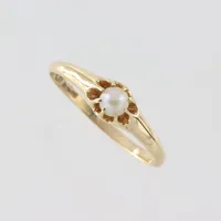 Ring med pärla Ø ca 4mm, stl 19¼mm, bredd skena 1,6mm,  18k Vikt: 1,8 g