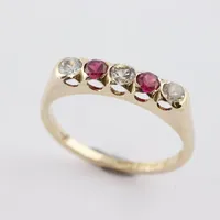 Ring med syntetiska stenar, stl 17½mm, bredd ca 1,3-3,4 mm, Forslund Arvika, 18k Vikt: 2,6 g