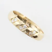 Ring med stenar kubis zirkonia, stl 17½mm, bredd ca 3,9 mm, 18k Vikt: 3,1 g