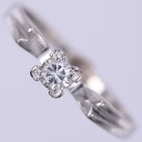 Ring med diamant 1x0,18ct, Alton, stl ca 18½, bredd ca 1,4-4,4mm, vitguld 18K Vikt: 2,8 g