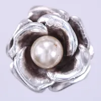 Ring blomma med imitationspärla, stl ca 16¼, bredd ca 3,3-19mm, silver 925/1000 Vikt: 7,6 g