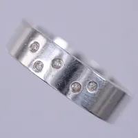 Ring med vita stenar, stl ca 19, bredd ca 5,9mm, silver 925/1000 Vikt: 6,3 g