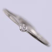 Ring med åttkantslipad diamant 1x ca 0,01ct, stl ca 17¾, bredd ca 0,8-2,4mm, vitguld, 18K  Vikt: 0,5 g