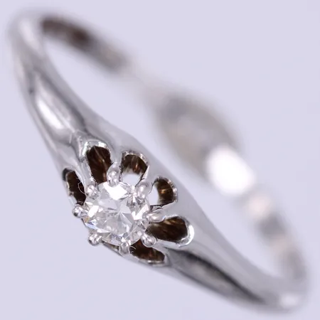 Ring med diamant ca 1x0,12ct äldre slipning, Ø 16½, tillverkad år 1935, vitguld, 18K  Vikt: 2 g