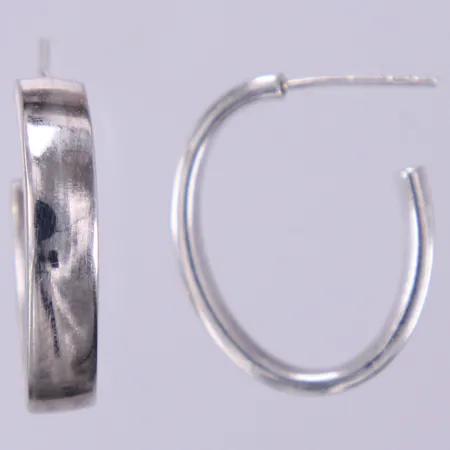 Ett par örhängen, längd: ca 2,3cm, bredd: ca 4,5mm, saknar stoppers, ostämplade, 925/1000 silver  Vikt: 4,1 g