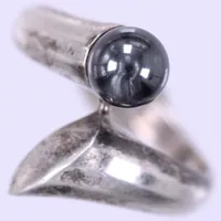 Ring med hematit, stl: 17¼, bredd: ca 3-17mm, 925/1000 silver  Vikt: 3 g