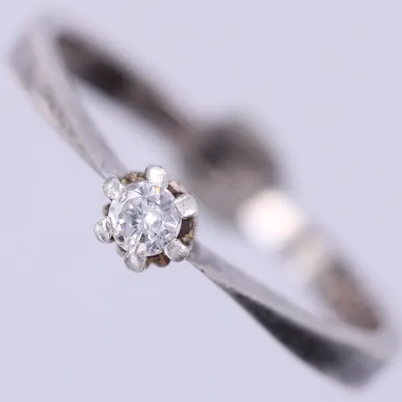 Ring med vit sten, stl: 18, bredd: ca 2-4mm, 835/1000 silver  Vikt: 1,8 g