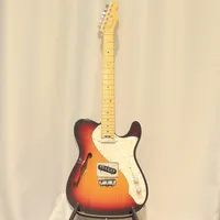 Elgitarr Fender American Elit Telecaster, år 2016, kropp i Ask, lönnhals med 22st medium jumboband, modern c-d-profil, 9,5-14 radie med skala 25,5, Noiselesspickup i hals och stall, mastervolym med S1 switch, tone, 3-läges switch, serienummer us 1606670, tillverkad i Corona fabriken USA den 27september år 2016, tagg, hårt orginalfodral Vikt: 0 g Skickas med Bussgods eller PostNord