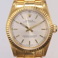 Armbandsur Rolex Oyster Perpetual, midsize Ø31mm, 18K, ref nr. 67518, snr. E625717, cal 2130, verks nr. 2084605,  boett nr. 67400, automat, vit urtavla, Oysterlänk, 18K, innermått. inklusive ur ca 17cm, viklås (repig), box, certifikat (London år 1993), bruttovikt: 85g