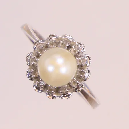 Ring i vitguld med odlad pärla samt vita stenar stl 17 bredd 2-10mm 18K Vikt: 4 g