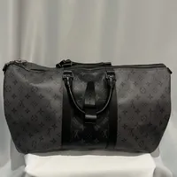 Duffelväska Louis Vuitton Keepall Bandoulière 50 serienr FO 0251, mått ca 50x23x29cm,  (Italien) grå/svart monogramcanvas, lås & nycklar samt kvitto, Inköpt april 2021, med dustbag, axelrem samt bagagetag (obs personligt monogram), viss lukt,  Skickas med postpaket.