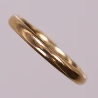 Ring slät, stl 17¼ bredd ca 3mm, gravyr, 18K  Vikt: 2 g