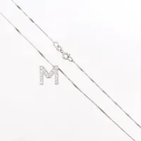 Collier med hängande "M" med briljantslipade diamanter 15 x ca 0,02ct, längd 38cm, höjd på hänge 17mm, 18K vitguld, vikt: 5,2gram  Vikt: 5,2 g