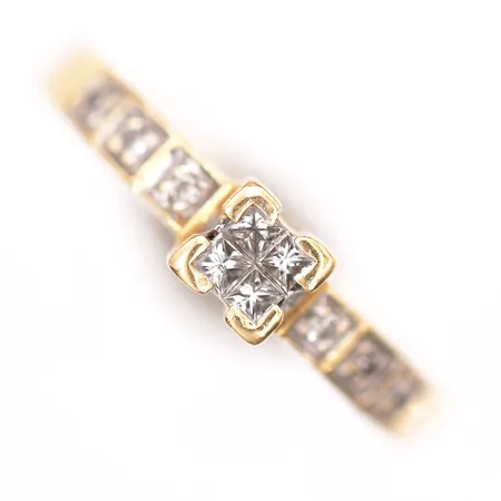 Ring med olikslipade diamanter, prinsesslipade diamanter 4x ca 0,02ct, diamanter 6x ca 0,01ct, stl 15¾, bredd 2-5mm, GHA, slitage, 18K guld.  Vikt: 4,1 g