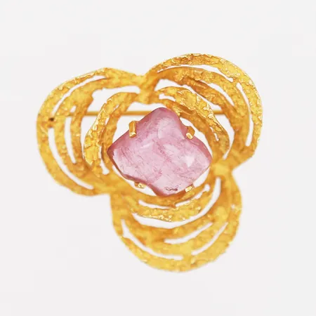 Brosch med rosa turmalin, längd ca 30-35mm, 18K guld. Vikt: 10,6 g