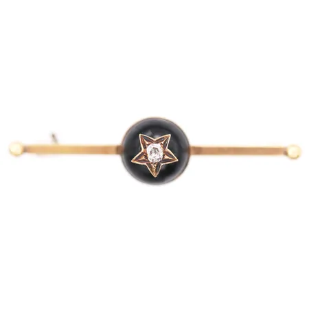 Brosch med svart bandagat samt gammalslipad diamant ca 0,10ct, längd 42mm, troligen engelsk, ca år 1860 -1880, sorgesmycke, 14K guld. Vikt: 3,2 g
