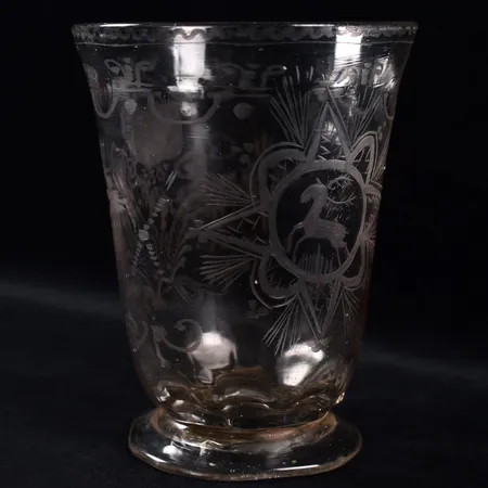 Bägare, glas, klockad form på rundad fot, etsad dekor av bland annat blommor och hjort, troligen Henrikstorps glasbruk, 1700-tal, höjd 13cm.  Vikt: 0 g Skickas med postpaket.