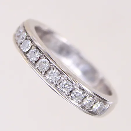 Ring med briljantslipade diamanter tot 0,25ctv enligt gravyr, stl: 16, bredd 3-4mm, gravyr, vitguld 18K.  Vikt: 4,4 g